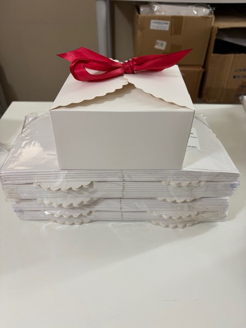 65 white scalloped w/ribbon gift set box (sku00010)