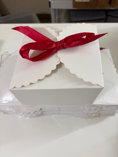 65 white scalloped w/ribbon gift set box (sku00010)